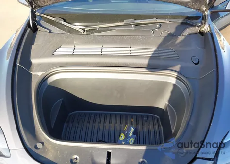 2023 Tesla Model Y Awd/Long Range Dual Motor All-Wheel Drive z USA, uszkodzony, nr VIN 7SAYGDEE0PF928836